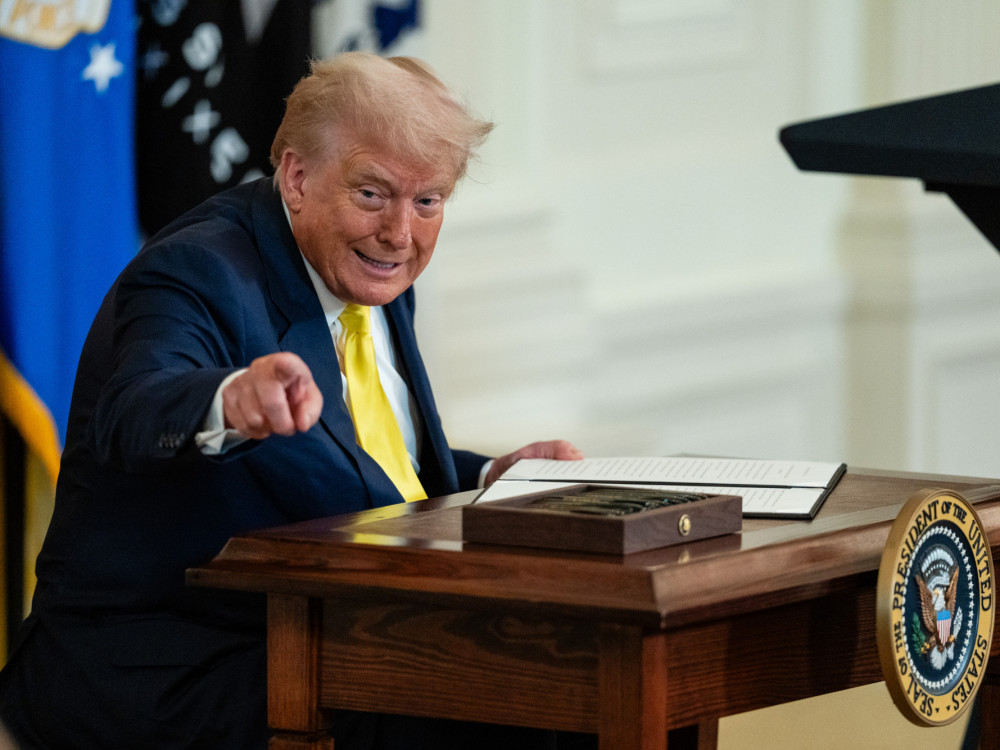 Trump najavio nove carine i izvozna ograničenja za čipove