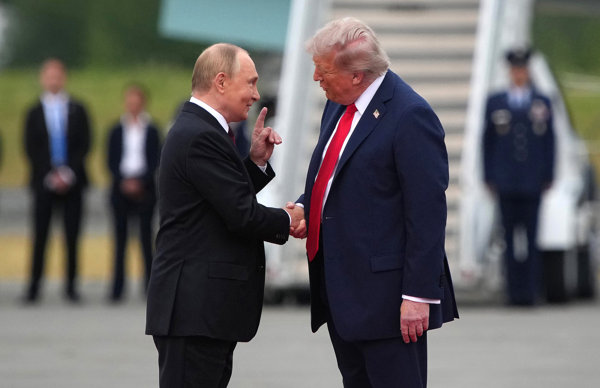 Crveni tepih i srdačnost - ima li pobjednika nakon susreta Trump - Putin