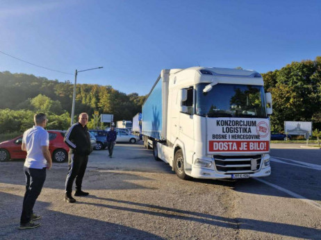Nastavljaju se blokade: Prijevoznici ne popuštaju, poljoprivrednici traže prolaz za mlijeko