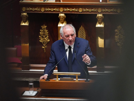 Francuski premijer pod pritiskom, berza u padu