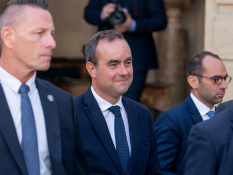 Novi premijer Francuske uživa širu podršku, iako mu je teret Macron