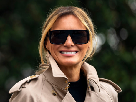 Melania Trump u Burberry mantilu dok britanski brend najavljuje povratak na berzu