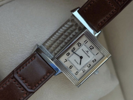 Mali sat, snažna poruka stila