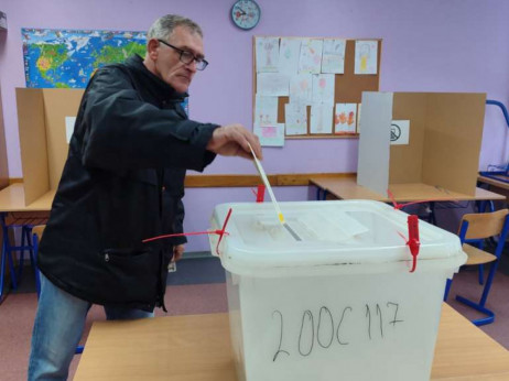 Izborni dan u RS-u: Niska izlaznost, loše vrijeme i tehnički problemi obilježili početak