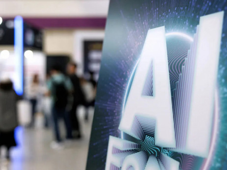 AI v oglaševanju: revolucija v kreativnosti ali rez v delovna mesta?