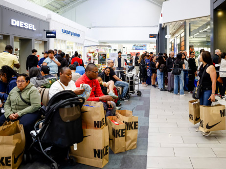 Rast prodaje na Crni petak pokazuje otpornost američkih potrošača