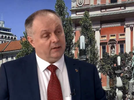 Robot, ki prihaja iz Logatca: nadomesti osem delavcev, uporaben tudi za vojsko