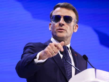 Macronove naočale iz Davosa srušile web i podigle dionice proizvođača
