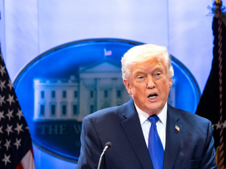 Nove američke carine od 10 odsto stupile na snagu