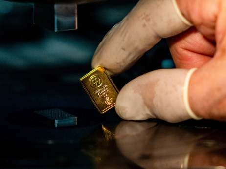 Zlato klizi dok jači dolar i Fed poništavaju ratnu premiju