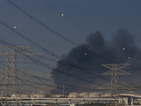 Иран ги засилува нападите врз Дубаи и бродскиот сообраќај, нафтата расте