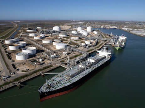 Растат стравувањата за нови поскапувања на нафтата по нападот на иранскиот остров Харг