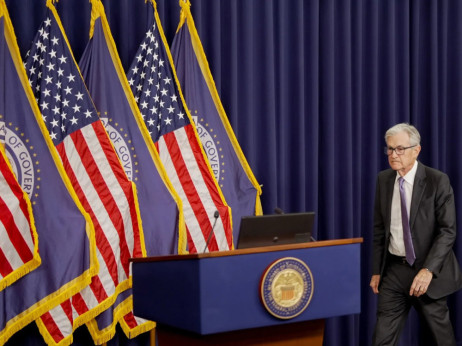 Fed bez promjena kamatnih stopa, moguća korekcija do kraja 2026.