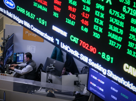 Pregled berze: Jedna kompanija predvodi rast dok zlato i srebro klize