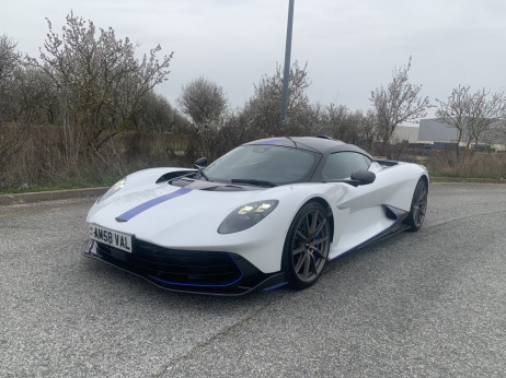 Milionski Aston Martin koji se vozi kao svakodnevni auto