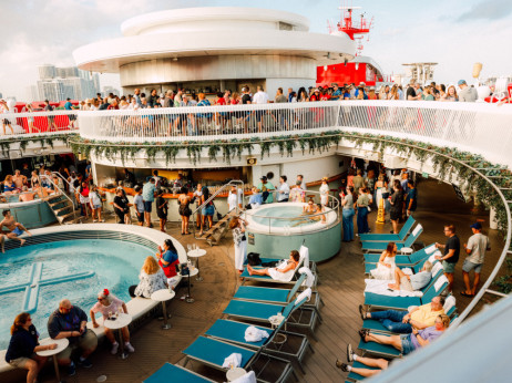 Инфлуенсери заработуваат 350.000 долари годишно привлекувајќи ја генерацијата зед на крузинг