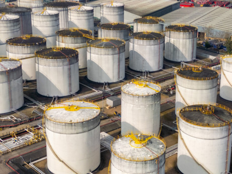 Војната со Иран ги исцрпува светските нафтени резерви со невидена брзина