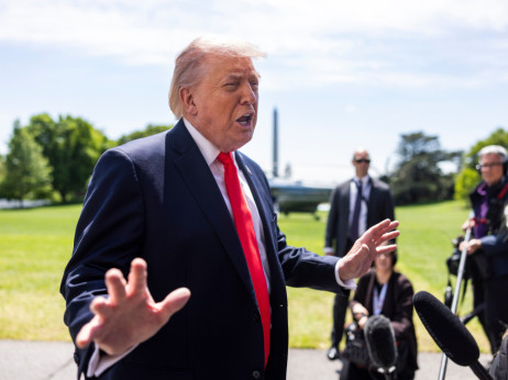 Trump kaže da primirje između SAD-a je Irana 'na teškim aparatima'