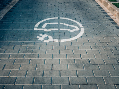 Slovenija viša subvencije za električne avte – pa jih sploh še potrebujemo?