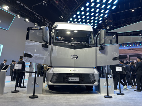 Rat i skupo gorivo guraju kineski transport prema električnim kamionima