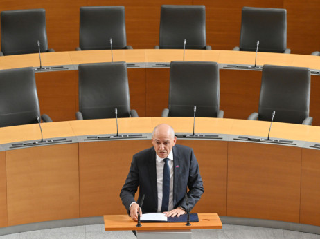 OECD: Predlagajo davek na nepremičnine in ukinitev zimskega regresa
