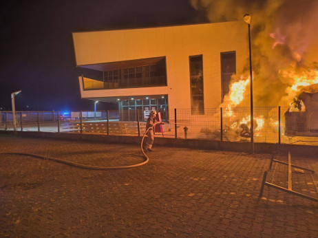 Požar u fabrici za proizvodnju jahti u Vitezu, sumnja se na podmetanje