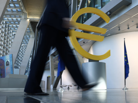 Širša globalna uporaba evra bi ECB lahko pomagala pri obvladovanju inflacije