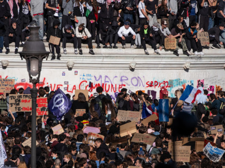 Francusku potresaju nasilje i nemiri uoči protesta Žutih prsluka i studenata
