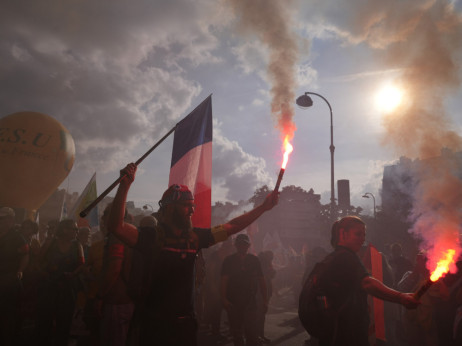 Francuska se priprema za proteste dok se studenti pridružuju Žutim prslucima