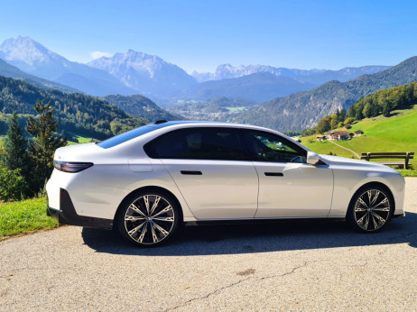 Luksuzna BMW serija 7 cijenom parira nekretninama